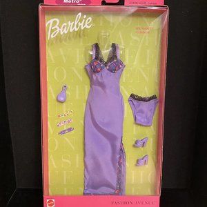 Mattel 2000 Barbie Fashion Avenue Metro Styles Spa Night.